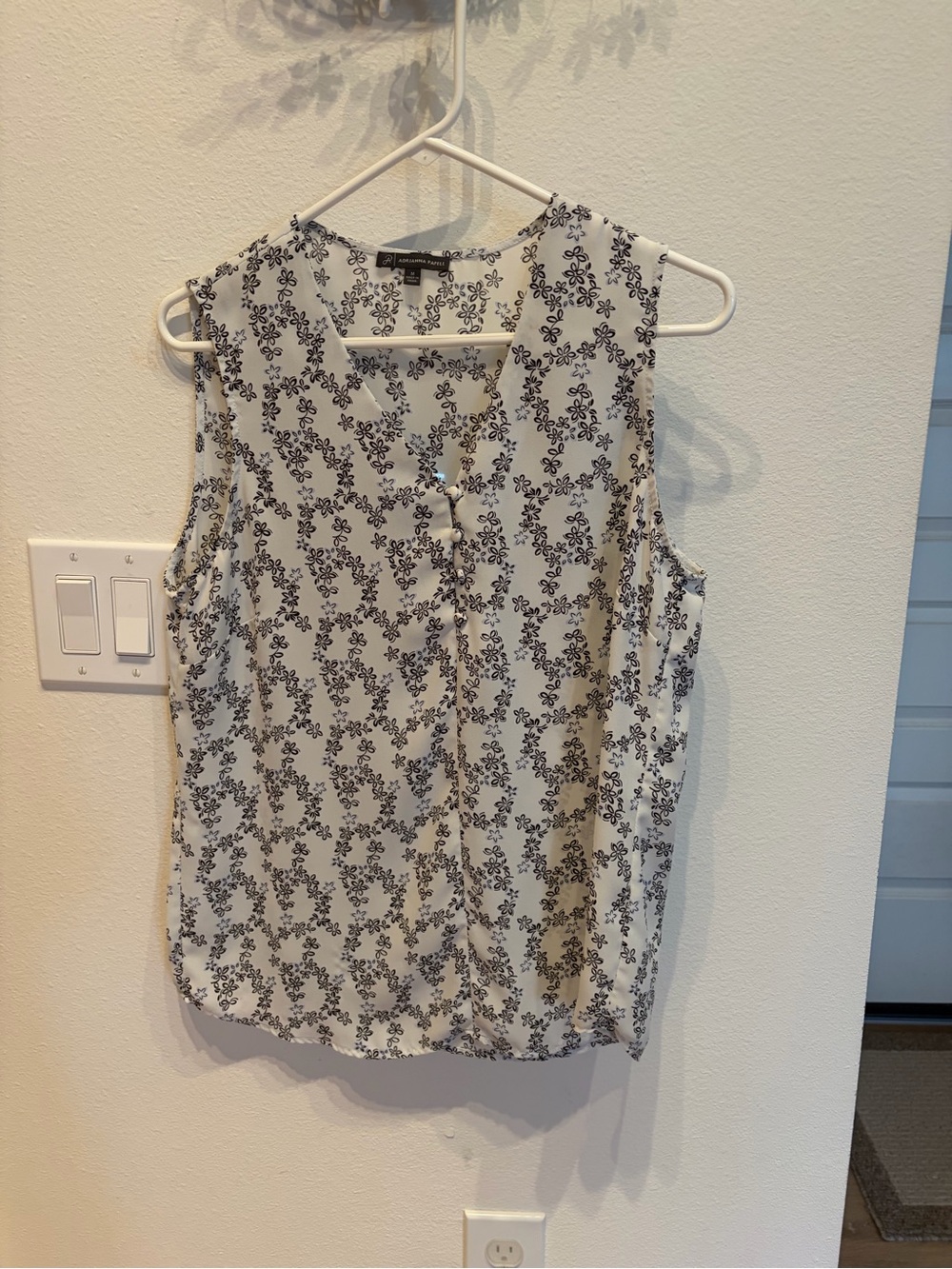Adrianna Papell White and Black Sleeveless Floral-Print Blouse